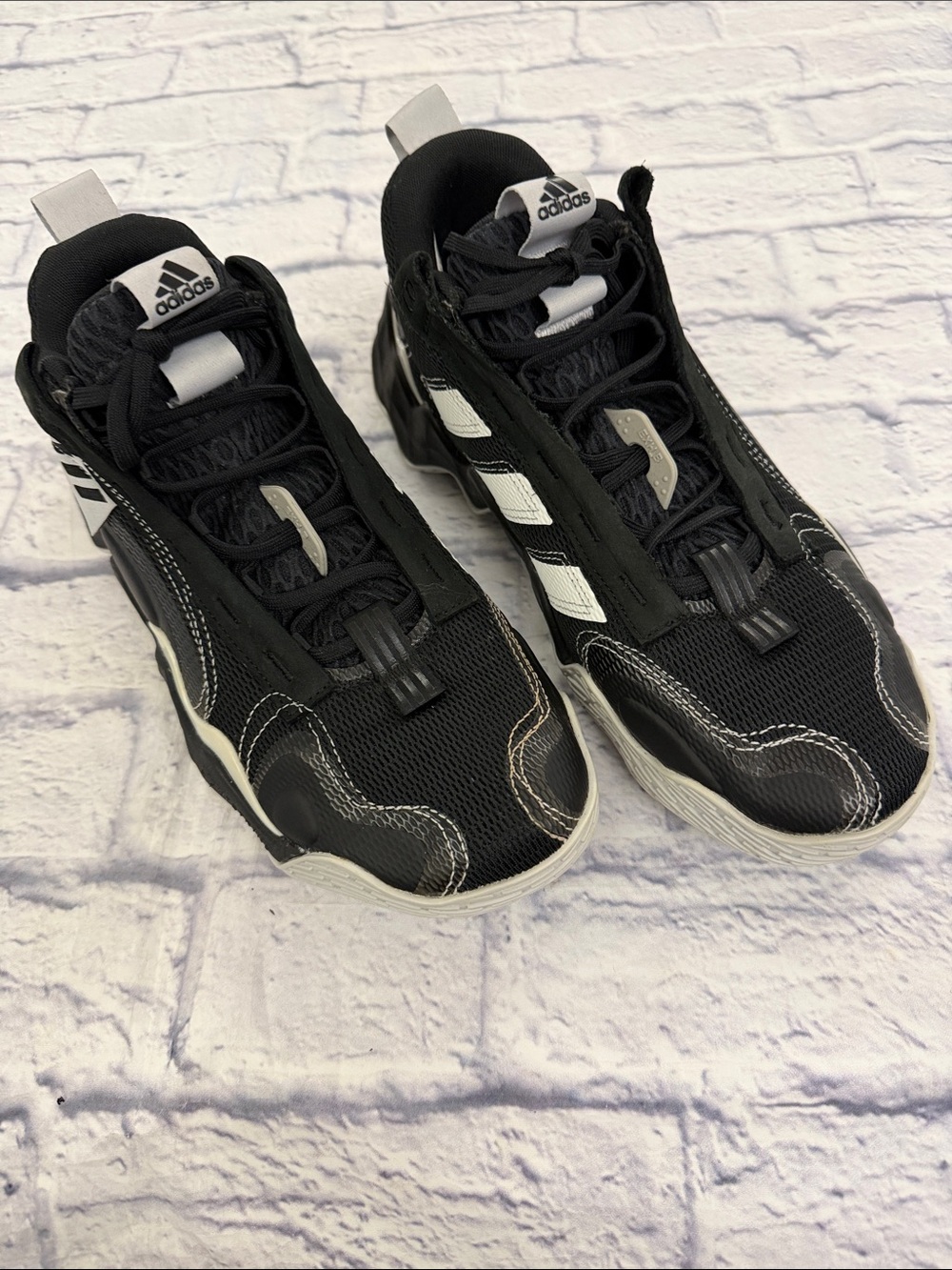 Adidas Men’s Exhibit B Sz 10.5 Basketball shoes Black and White lt gray soles.